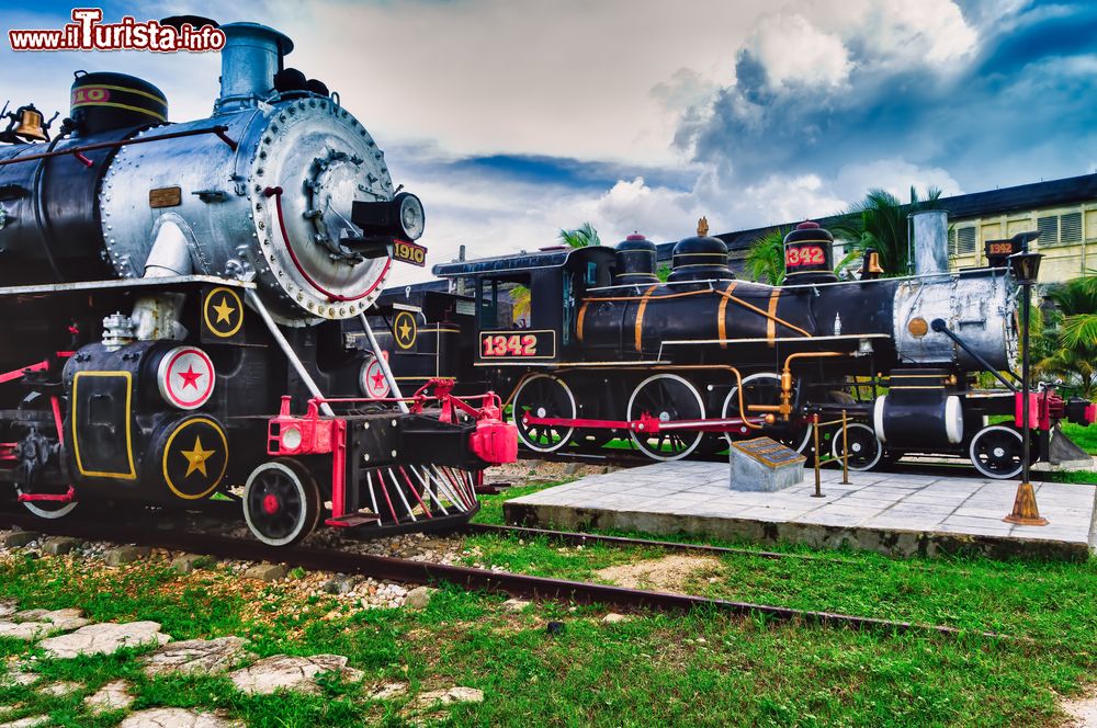 Immagine Vecchie locomotive presso la stazione di Santa Clara, cittadina di 240.000 abitanti nel centro di Cuba - foto © Shutterstock.com