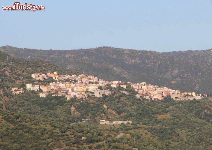 Immagine Il panorama del borgo di Lodè, tra i rilievi della Sardegna orientale, nella regione storica dell'Alta Baronia