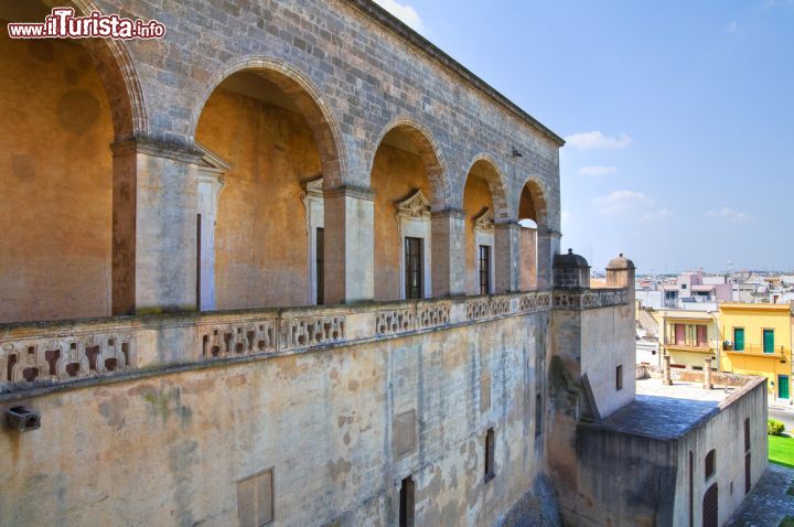 Immagine Il Loggiato del Castello di Mesagne e vista del centro storico - © Mi.Ti. / Shutterstock.com