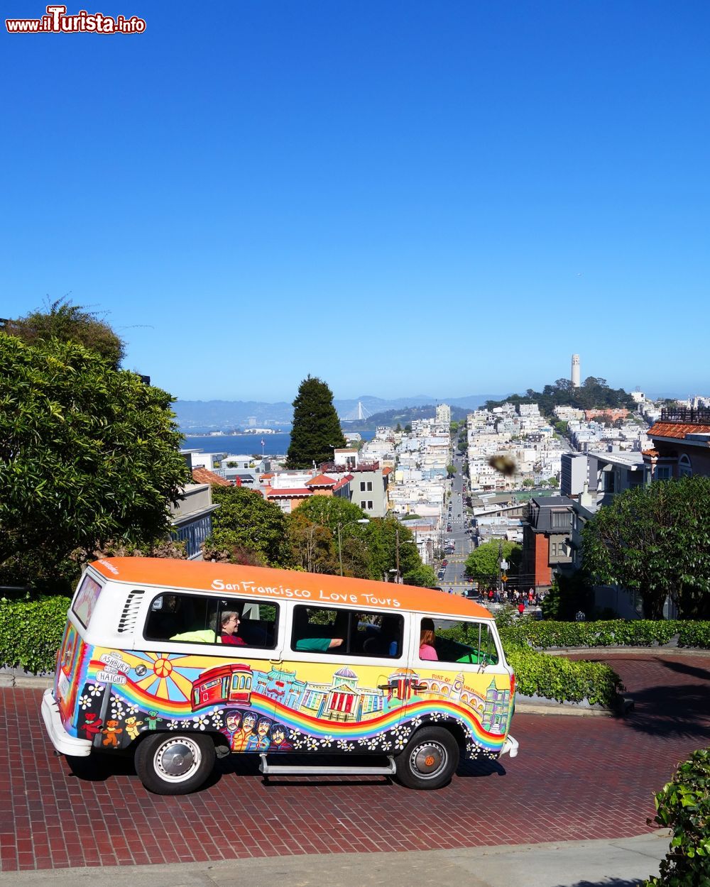 Immagine Lombard Street, la strada più tortuosa al mondo si trova a San Francisco in California (USA).