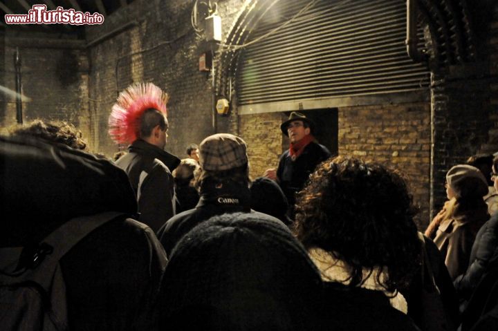 Immagine A piedi per scoprire Londra, Inghilterra. Grazie a guide esperte si possono scoprire i luoghi più caratteristici della città partecipando ai tour organizzati da London Walks. Fra i preferiti c'è quello sulle orme di Jack lo Squartatore