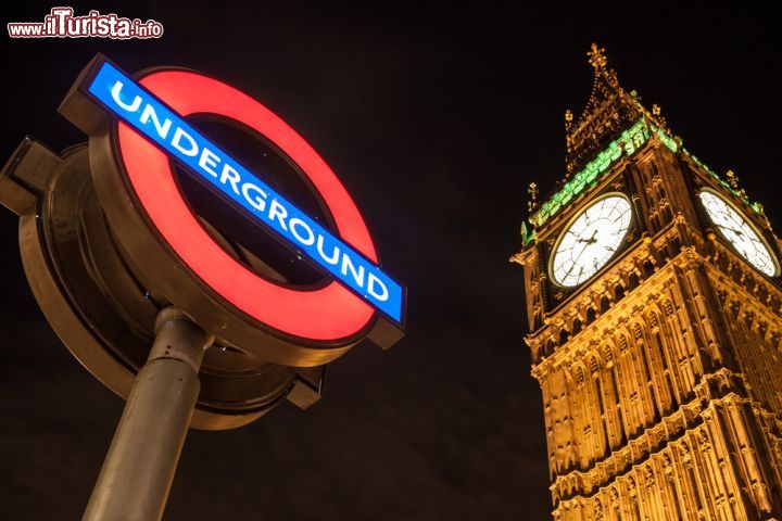 Immagine L'iconica insegna della metropolitana di Londra illuminata di notte sotto al Big Ben  - Bucchi Francesco / Shutterstock.com