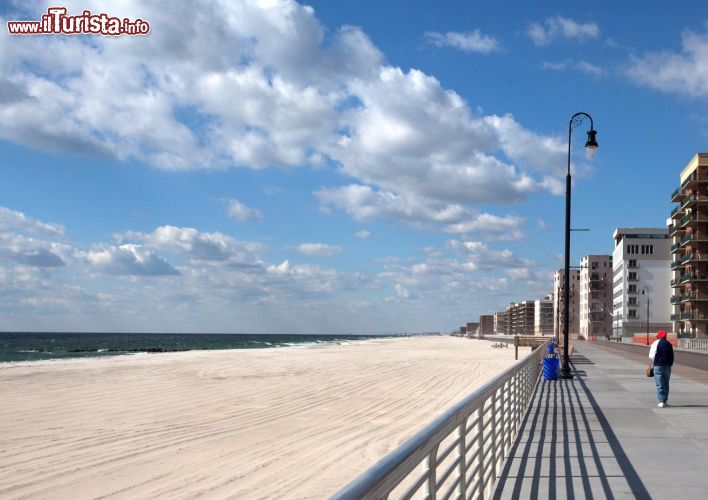 Immagine Long beach a Long Island, New York, Stati Uniti. Questa cittadina, posta su un'isola compresa fra l'Oceano Atlantico e la zona sud est di Long Island, è famosa per le spiagge bianche che ognie state ospitano surfisti provenienti da New York