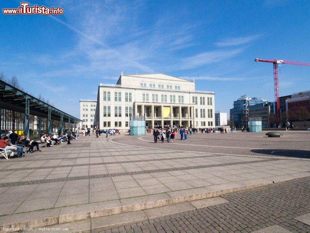 Immagine L'Opera House di Lipsia, Germania, con turisti. Distrutto nel dicembre del 1943 durante un bombardamento, il teatro venne ricostruito e inaugurato nel 1960. A disegnarlo è stato l'architetto Kunz Nierade - © Lenush / Shutterstock.com