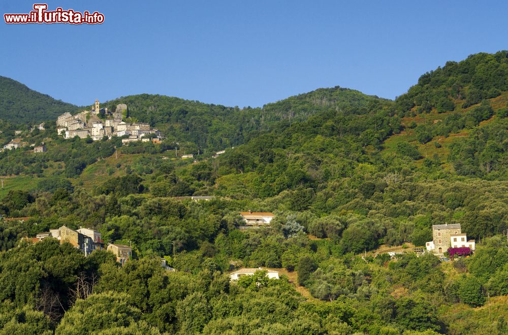 Immagine Loreto di Casinca, un piccolo villaggio nei pressi di Penta, in Corsica