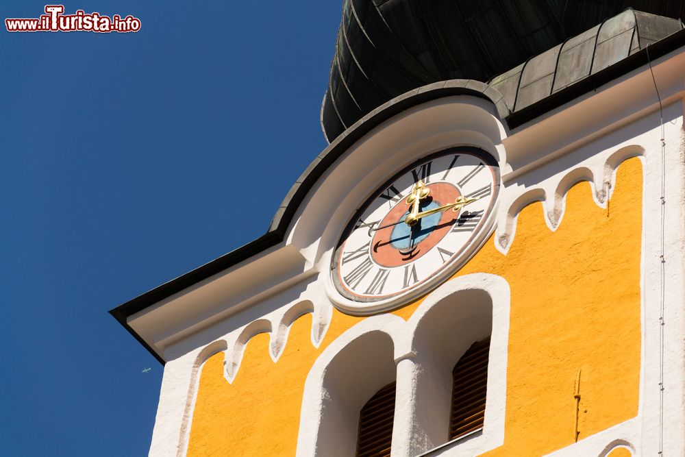 Immagine L'orologio sulla torre campanaria della chiesa cattolica di Schladming, Austria.