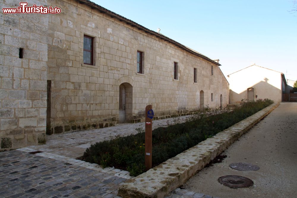 Immagine L'Ospedale dei Pellegrini nel villaggio di Pons, Francia: voluto da Goffredo III° di Pons, accoglieva i viandanti nelle ore notturne quando le porte della città avevano già chiuso i battenti.