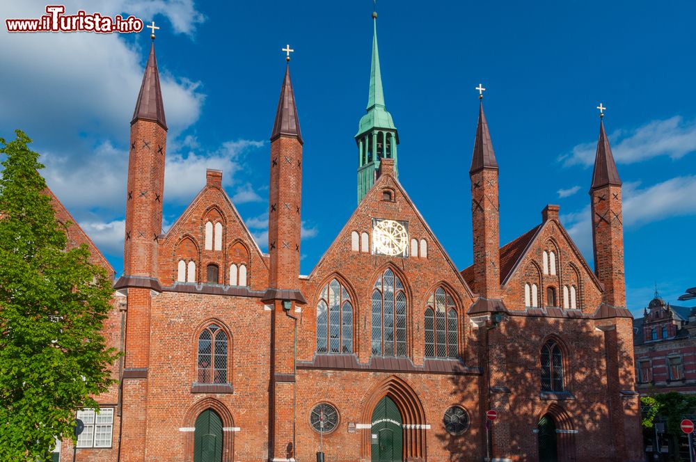 Immagine L'ospedale dello Spirito Santo a Lubecca, Germania. Fondato dai mercanti di Lubecca nel 1280 come casa per malati, poveri e orfani, è l'ospedale medievale meglio conservato di tutta la Germania.