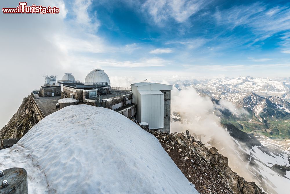 Immagine L'osservatorio astronomico sul Pic du Midi de Bigorre (Alti Pirenei) fra le nuvole.