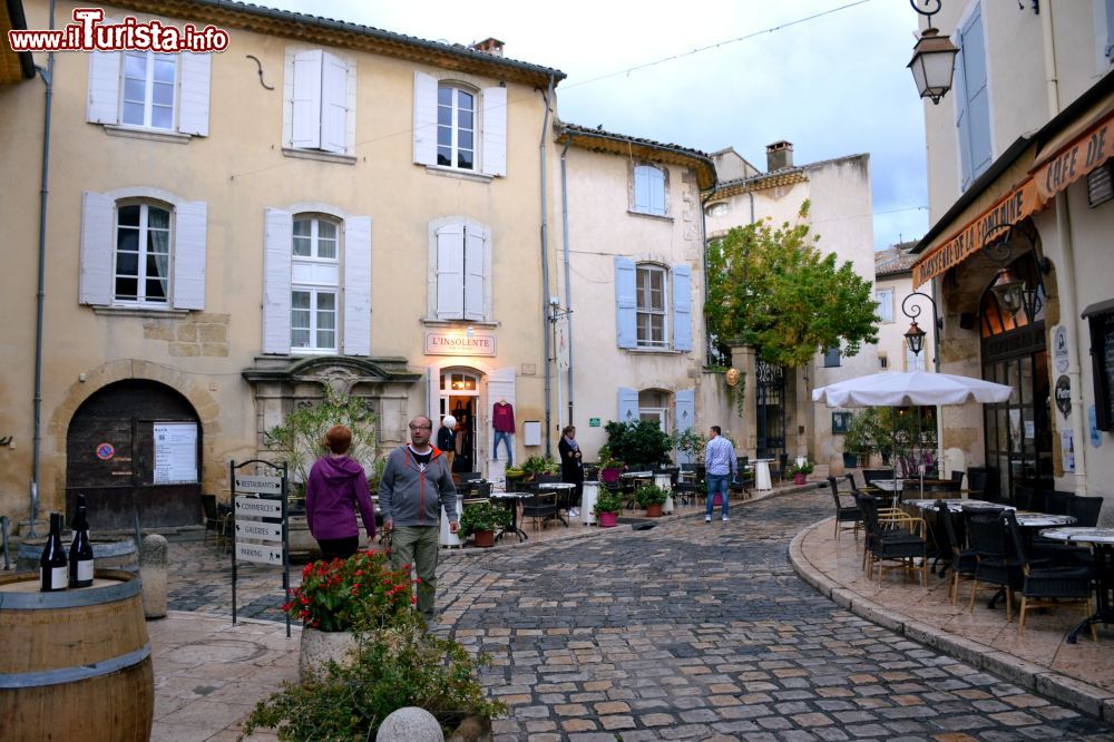 Immagine Lourmarin: il centro del piccolo paese alle pendici del Luberon (Provenza, Francia), con i bar e le boutique di moda.