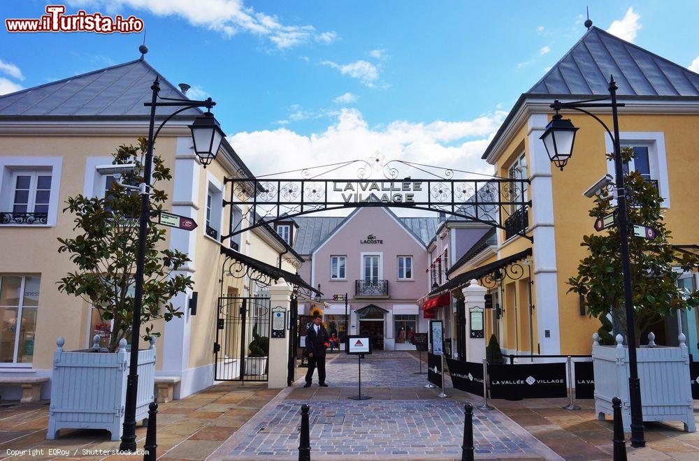 Immagine L'outlet Vallee Village a Marne-la-Vallee, Francia: aperto tutti i giorni, ospita negozi e boutique di grandi firme  - © EQRoy / Shutterstock.com