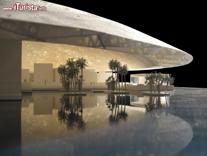 Immagine L'edificio del Louvre Abu Dhabi è frutto dell'ingegno dell'architetto francese Jean Nouvel. La struttura ospiterà 9200 metri quadrati di gallerie espositive per la collezione permanente e 2000 metri quadrati dedicati alle mostre temporanee  - Foto © TCA Abu Dhabi 