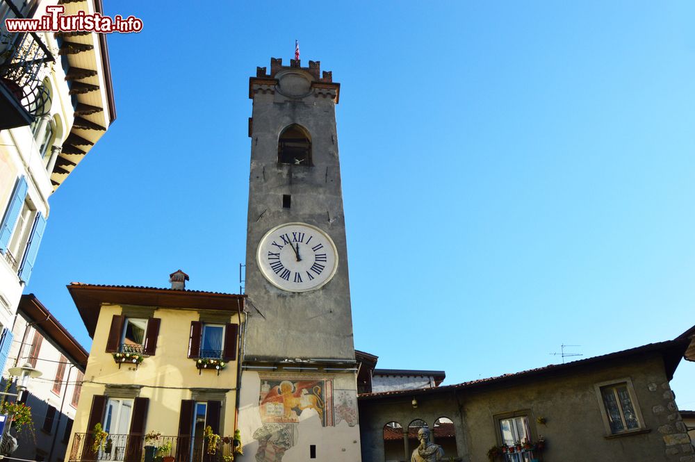 Immagine Lovere (Bergamo): la Torre Civica, una torre medievale dotata di orologio, è stata restaurata pochi anni fa.