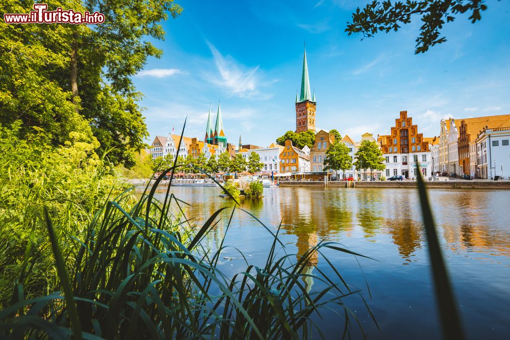 Immagine Lubecca e il fiume Trave fotografati in estate, siamo nelo Schleswig-Holstein, in Germania