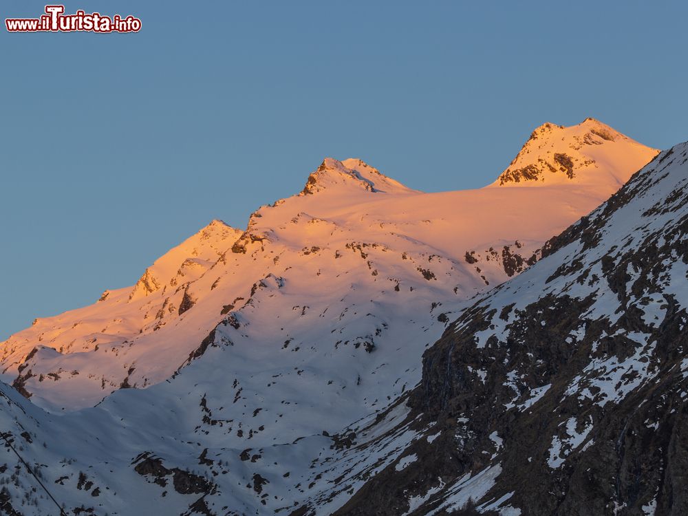Immagine Luce del crepuscolo sui picchi del monte Chateau Blanc, Valgrisenche (Valle d'Aosta).