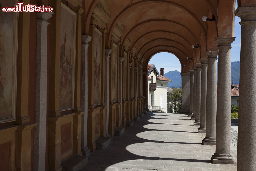 Immagine La luce del sole attraverso le arcate di una chiesa di Baveno, Piemonte.