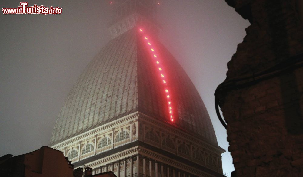 Immagine Luci d'artista 2018: la Mole Antonelliana by night, il volo dei numeri (Piemonte).