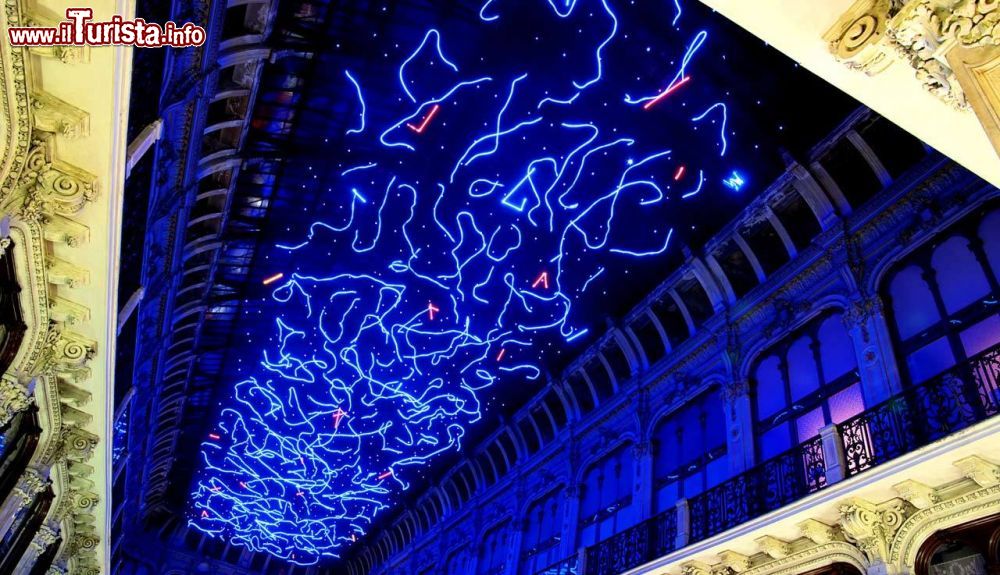 Immagine Luci d'Artista 2018 a Torino (Piemonte): Galleria Umberto I°. L'energia che unisce si espande nel blu, opera di Marco Gastini.