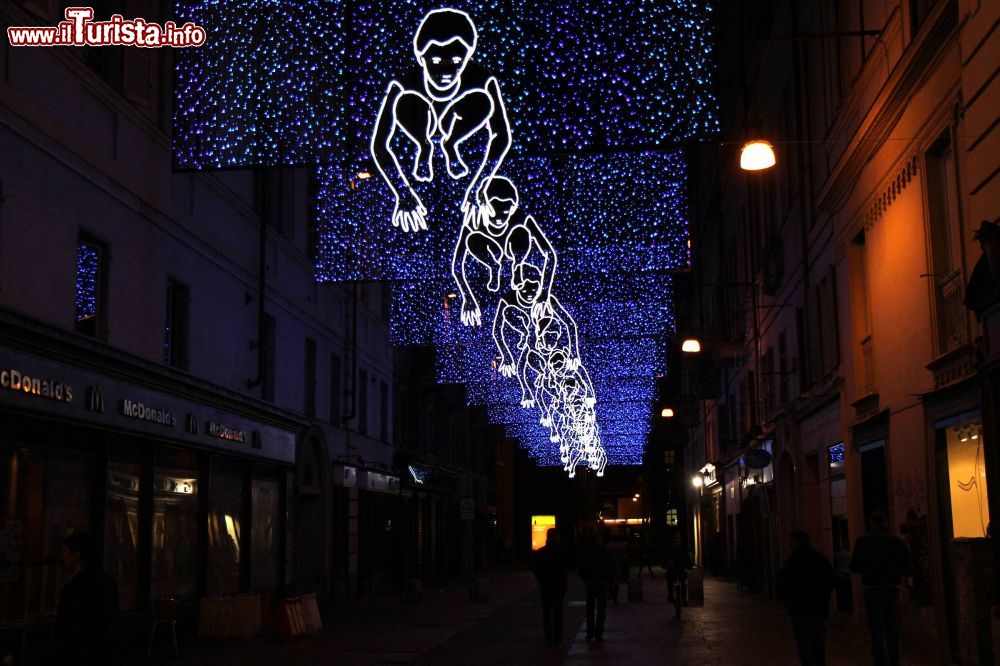 Immagine Luci d'artista 2018: via Giulia di Barolo a Torino, di notte, opera di Valerio Berruti.