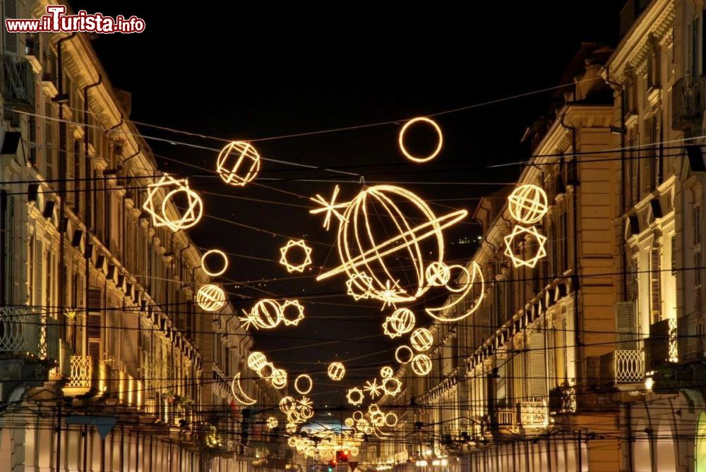 Immagine Luci d'artista 2018 a Torino in via Po di notte (Piemonte) © Giulio Paolini