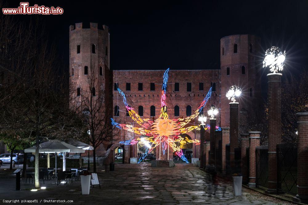 Immagine Luci d'Artista, una installazione presso le Torri Palatine in centro a Torino (Piemonte) - © pikappa51 / Shutterstock.com