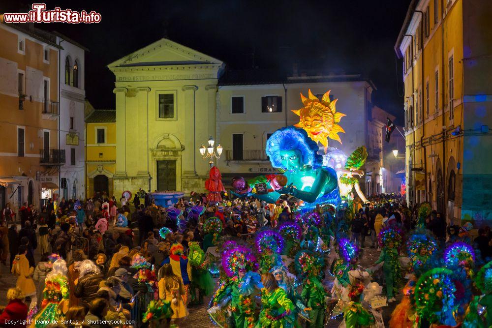 Immagine Luci e colori alla sfilata notturna del Carnevale di Civita Castellana, nord del Lazio - © Ivano de Santis / Shutterstock.com