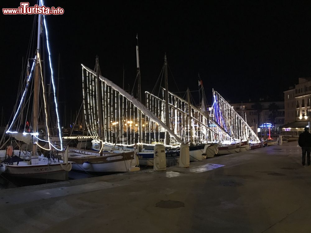 Immagine Luci natalizie di notte al porto di Sanary-sur-Mer, sud della Francia.