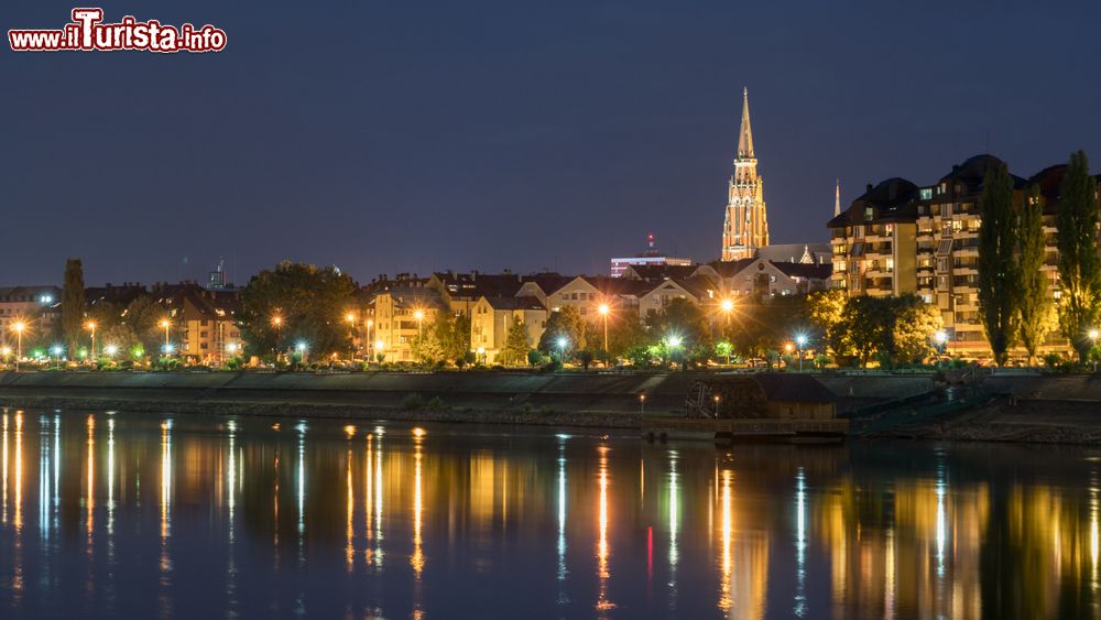 Immagine Le luci notturne della città di Osijek riflesse nelle acque del fiume Drava, Croazia.