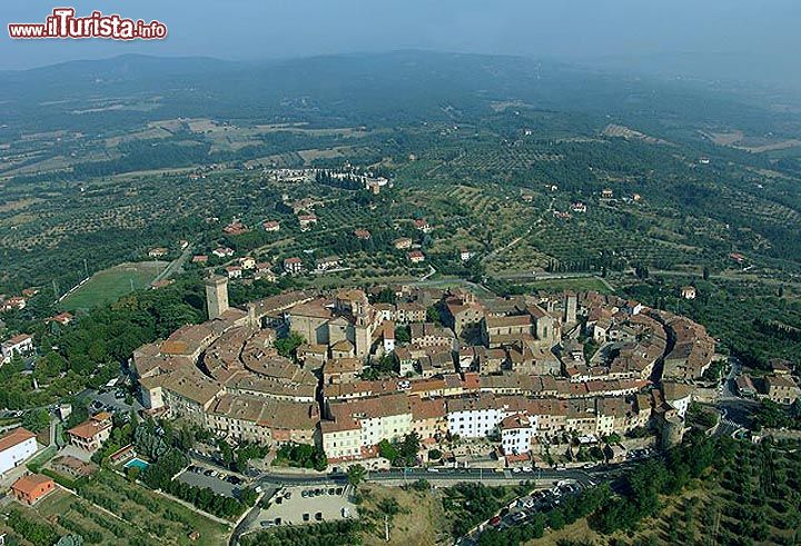 Immagine Lucignano, foto aerea: dall'alto si nota la particolare pianta ellittica del borgo medievale