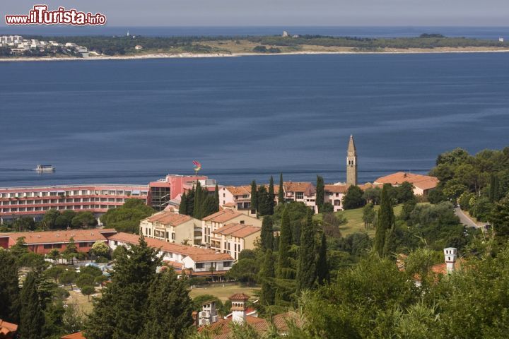 Immagine Vista panoramica su Lucija, località di circa 5.000 abitanti che proprio come Portorose è una frazione del comune di Piran, in Slovenia - foto © Andreas R.