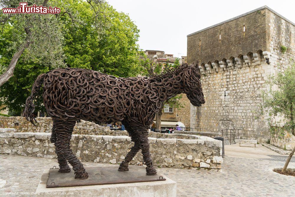 Immagine Lucky, la scultura fatta con ferri di cavallo a Saint-Paul-de-Vence, Francia. Realizzata nel 1993 dall'artista Remi Pesce, si trova nel borgo provenzale - © HUANG Zheng / Shutterstock.com