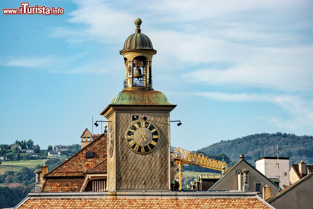 Immagine L'Ufficio del Turismo con la torre dell'orologio sulla Grande Place Square a Vevey, Svizzera.