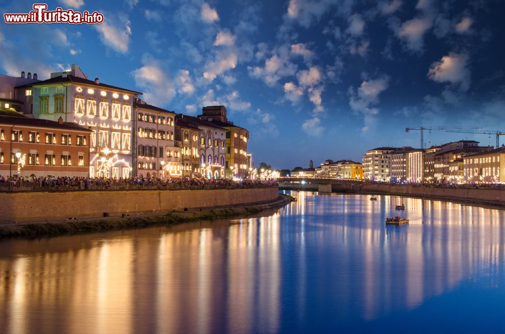 Immagine La Luminara di San Ranieri sul lungofiume Arno a Pisa, Toscana. Questa festa cittadina si svolge a Pisa la sera del 16 giugno di ogni anno alla vigilia di San Ranieri, patrono della città.