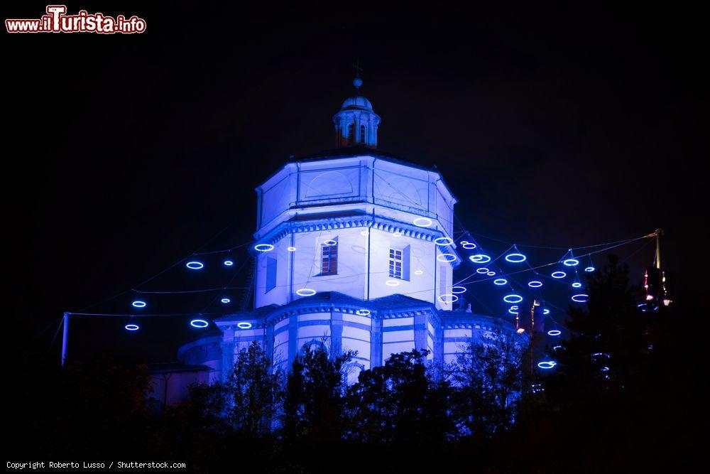 Immagine Luminarie azzurre sul Monte dei Cappuccini a Torino, durante il Natale - © Roberto Lusso / Shutterstock.com