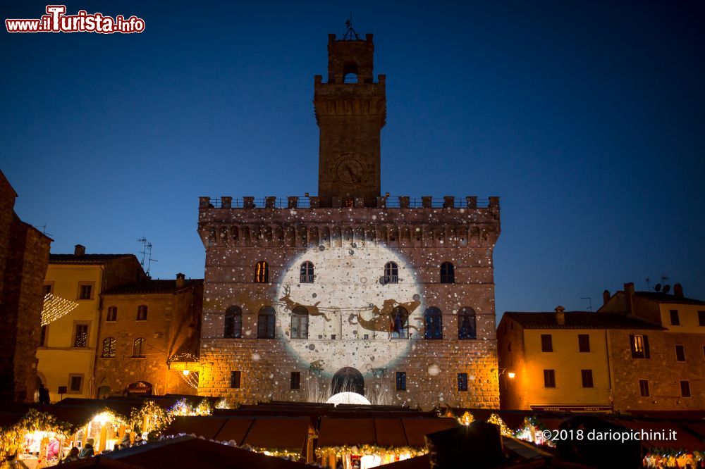 Immagine Luminarie con la slitta di Babbo Natale proiettate sul Palazzo Municipale di Montepulciano, Toscana.
