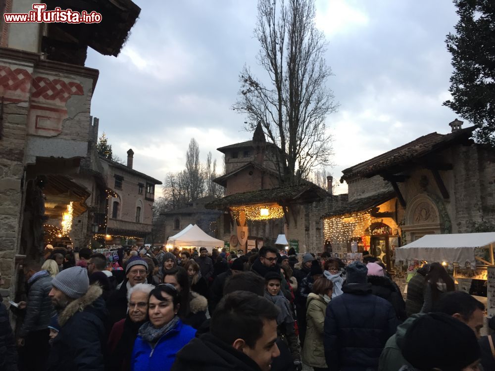 Immagine Luminarie e mercatini di Natale nel borgo medievale di Grazzano VIsconti in Emilia - ©  Natale a Grazzano Visconti