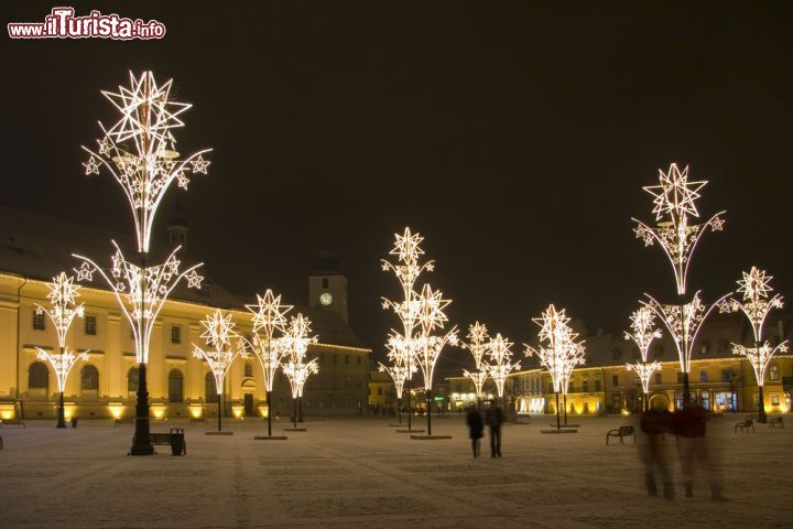 Immagine Luminarie natalizie in Piazza Grande a Sibiu, Romania - La principale piazza della città medievale decorata per il periodo natalizio da luci e addobbi © Boerescu / Shutterstock.com