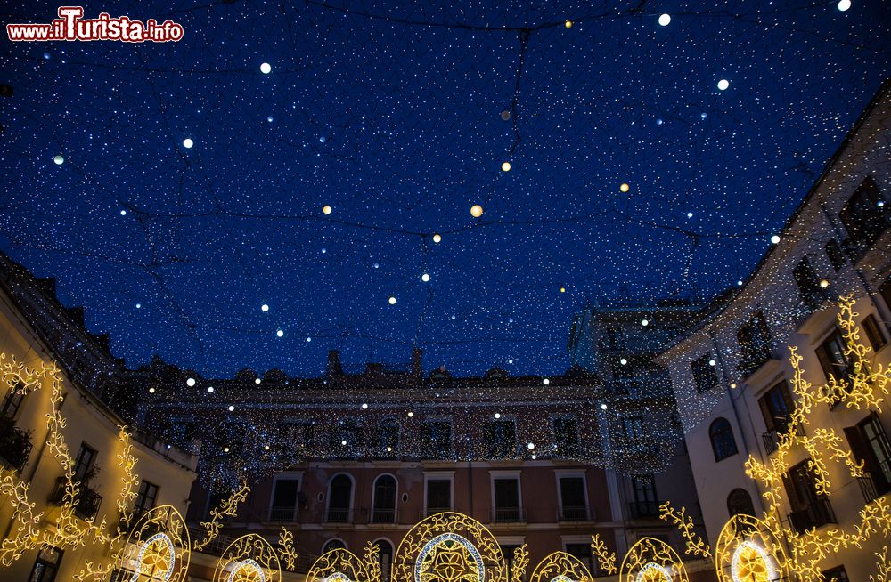 Immagine Luminarie natalizie in una piazza di Salerno