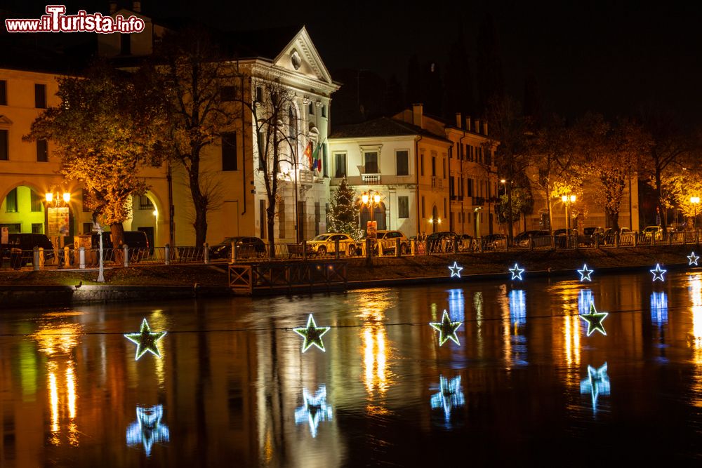 Immagine Luminarie natalizie nel centro storico di Treviso in Veneto