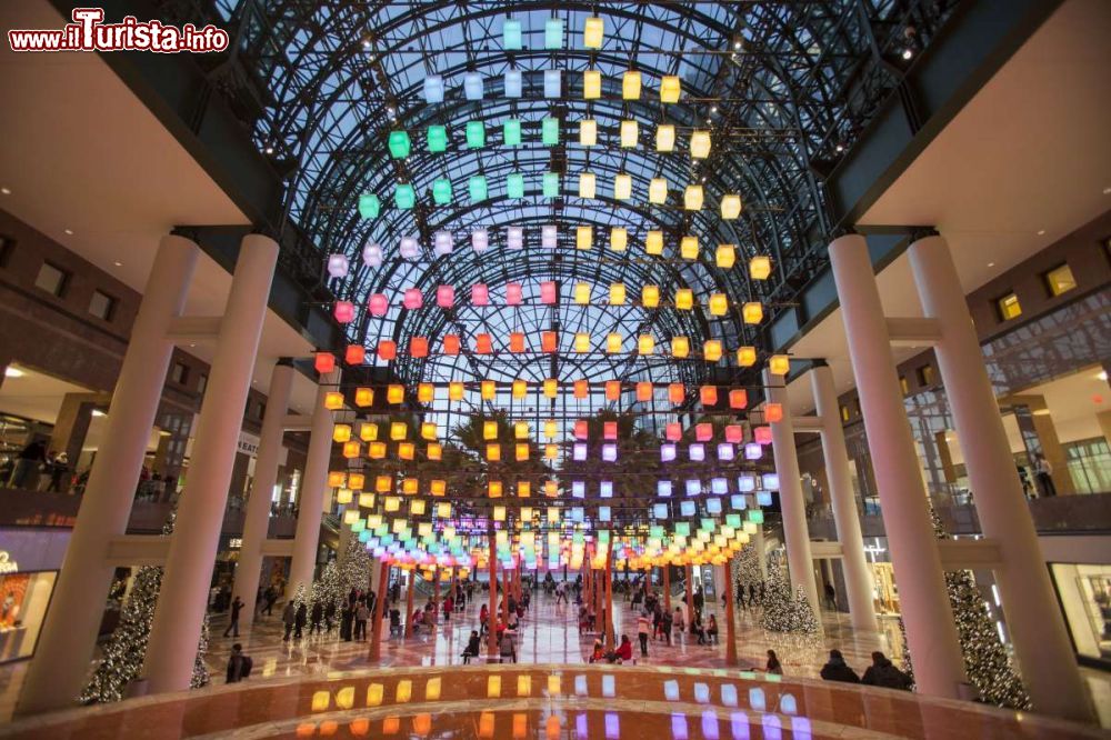 Immagine L'installazione luminosa trdisimensionale del Luminaries a Brookfield Place, New York City.