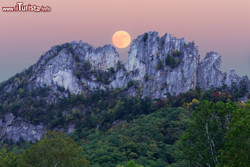 Immagine Luna piena su Seneca Rocks, West Virginia. Queste rocce rappresentano una delle attrazioni turistiche più note del West Virginia. Si elevano per quasi 900 piedi sopra il North Fork River.
