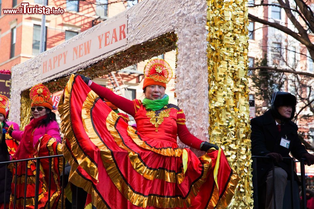 Immagine I festeggiamenti per la parata del Capodanno Lunare a New York, USA. Ogni anno questa ricorrenza coinvolge migliaia di persone che seguono la manifestazione nelle strade di Chinatown a Manhattan. © Walter Wlodarczyk / NYC & Company, Inc.