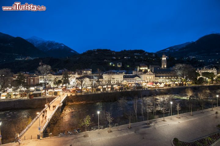 Immagine Il lungofiume di Merano (Passirio) con i mercatini natalizi - © AlexFilz