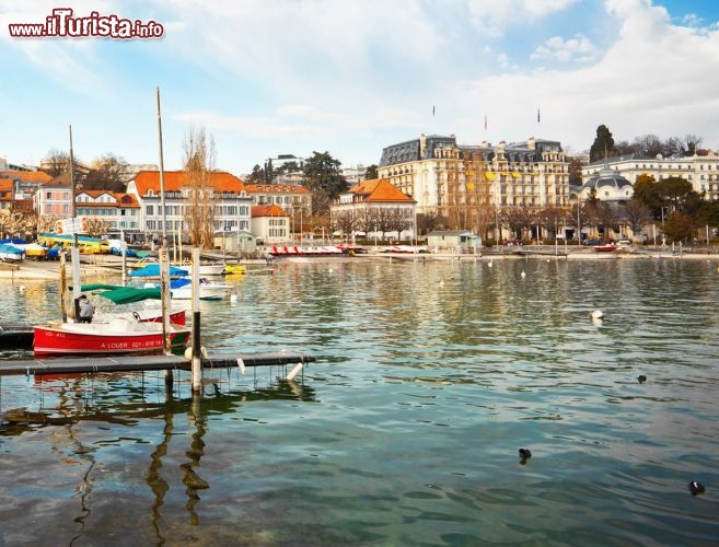 Immagine Lungo il lago di Losanna, Svizzera. La cittadina si trova a 495 metri di altitudine sui pendii settentrionali del lago di Ginevra - © Gayane / Shutterstock.com