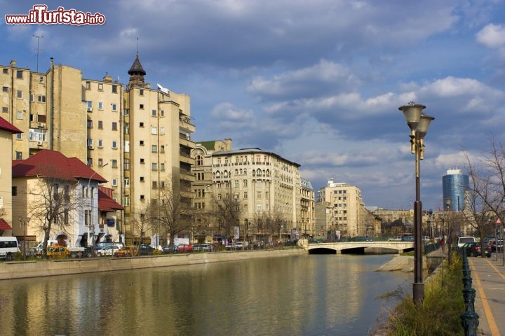 Immagine Il fiume Dâmboviţa, che sorge sui Monti Făgăraş, attraversa Bucarest e sfocia nel fiume Argeş dopo 258 chilometri. Il lungofiume è ideale per una passeggiata nelle giornate di sole © Mihai Cristian Zaharia / Shutterstock.com