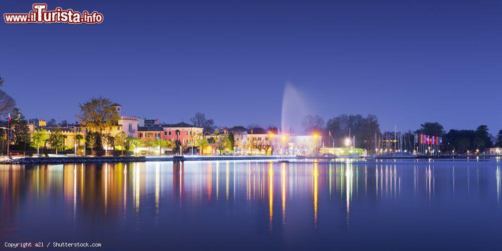 Immagine Il lungolago della città di Bardolino by night con i riflessi sul Garda, provincia di Verona, Veneto - © a2l / Shutterstock.com