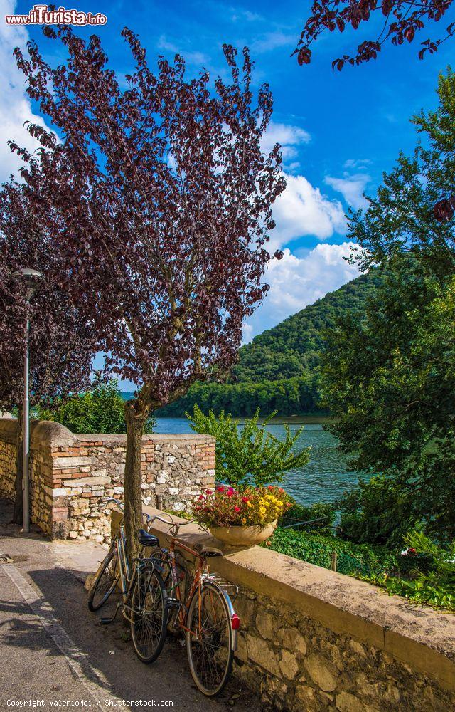 Immagine Il Lungolago di Piediluco, borgo dell'Umbria - © ValerioMei / Shutterstock.com