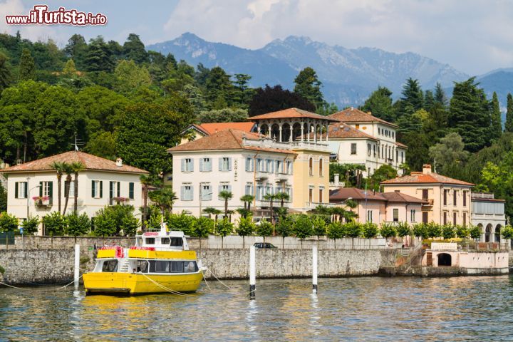 Immagine Una barca si muove tra le case di Tremezzo, il borgo lombardo sulle rive del Lago di Como. - © Milosz Maslanka / Shutterstock.com