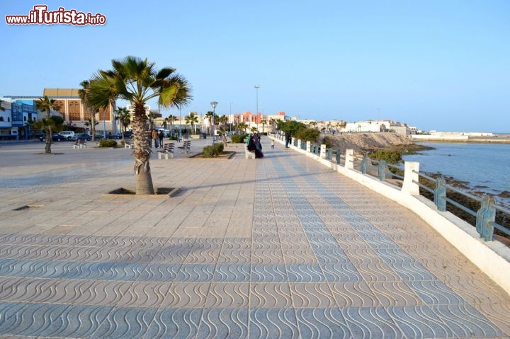 Immagine Lungomare, Dakhla: trovandosi su una pensisola, a Dakhla non poteva mancare ovviamente il lungomare sul quale passeggiare e godersi le temperature miti di questo tratto di Sahara.