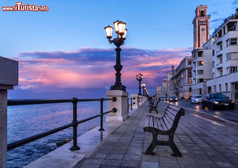 Immagine Lungomare di Bari al tramonto, Puglia. La città si affaccia sul mare Adriatico per circa 20 chilometri: la sua conformazione viene spesso descritta come un'aquila con le ali spiegate.